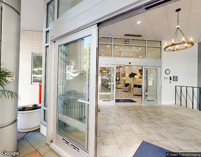 Exterior view of Lake Park Senior Living